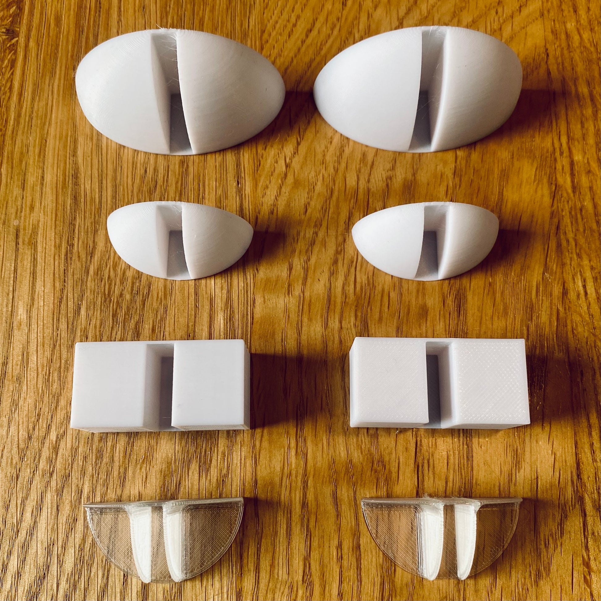 Four pairs of corner clips